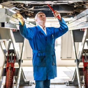 Oudste Texelse automonteur nog dagelijks op de werkvloer