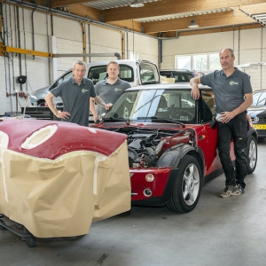 Vader en zoon Dogger verder met Autoschadebedrijf Schoenmaker